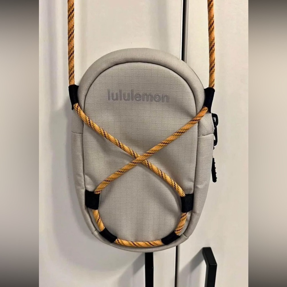 Lululemon Ripstop Paracord
Crossbody bag